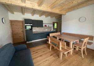 A kitchen or kitchenette at Seespitz 37 - Ferienwohnungen Eisendle