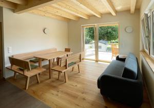 a living room with a table and a couch at Seespitz 37 - Ferienwohnungen Eisendle in Seeboden