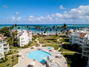 una vista aérea de un complejo con piscina y el océano en The Ultimate Escape Unpack Relax Enjoy en Punta Cana