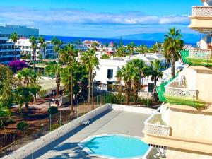 desde el balcón de un edificio con piscina en playa honda cozy apartament, en Playa de las Américas