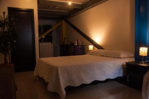 um quarto com uma cama grande em um quarto em Apartaestudio # 2 em Cali