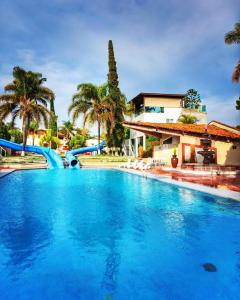 a large swimming pool with a water slide at Hotel y Restaurant Puesta del Sol in Ocotlán