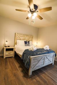 1 dormitorio con 1 cama y ventilador de techo en Lake City - Family/Friend Hangout, Garage & Dog Friendly, en Lake City