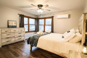 una camera con letto e ventilatore a soffitto di Lake City - Family/Friend Hangout, Garage & Dog Friendly a Lake City