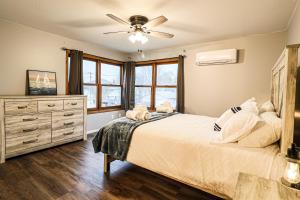 1 dormitorio con 1 cama y ventilador de techo en Lake City - Family/Friend Hangout, Garage & Dog Friendly, en Lake City