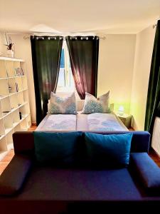 ein großes Bett in einem Zimmer mit Fenster in der Unterkunft Sternenhimmel Gamlitz FeWo 3 SZ in Gamlitz