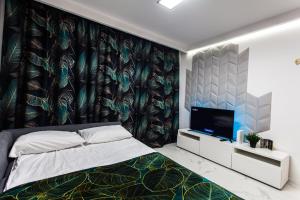 Un pat sau paturi într-o cameră la Zielony Apartament Gliwice