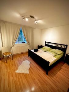 ein Schlafzimmer mit einem großen Bett und Holzboden in der Unterkunft Sternenhimmel Gamlitz FeWo 3 SZ in Gamlitz