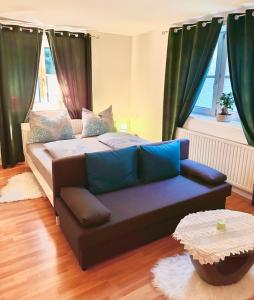 ein Wohnzimmer mit einem Sofa und einem Fenster in der Unterkunft Sternenhimmel Gamlitz FeWo 3 SZ in Gamlitz