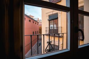 グラナダにあるQH Capitaníaの窓からバルコニーの景色を望めます。