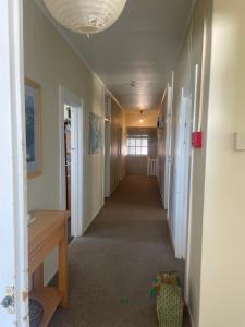 un corridoio di una camera con un lungo corridoio di Coastal Accommodation a Oamaru