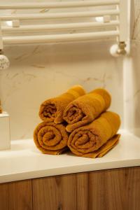 een stapel handdoeken op een plank in een badkamer bij Apartament Sobieskiego in Świecie