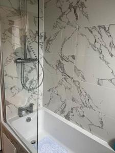 W łazience znajduje się prysznic i umywalka. w obiekcie Richmond-On-Thames, London, Luxery Apparment With Balcony w mieście Richmond