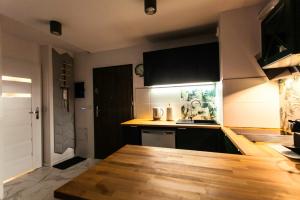 Kuchyňa alebo kuchynka v ubytovaní Zielony Apartament Gliwice