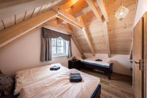 een slaapkamer met 2 bedden op een zolder bij Farma Severák in Janov nad Nisou