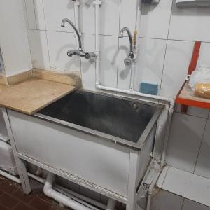 un lavandino in cucina con due rubinetti di San mina Hotel a Luxor