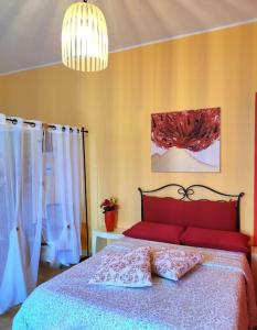 ナポリにあるPanoramico con terrazzoのベッドルーム1室(枕2つ付)