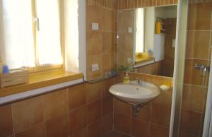 A bathroom at La Casa Altrui- Camere e Zona relax con Giardino Még 17 kép