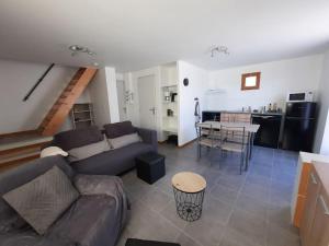 a living room with a couch and a table at Gîte des Millets en Baronnies in Rosans