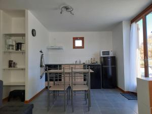 Η κουζίνα ή μικρή κουζίνα στο Gîte des Millets en Baronnies +17 φωτογραφίες
