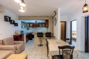 Kuchyňa alebo kuchynka v ubytovaní Apartments Opacak Selce