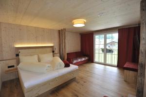 Das Dorfhotel Engl-Grafinger客房内的一张或多张床位