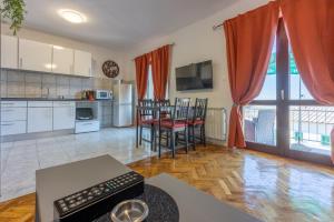 Kuchyňa alebo kuchynka v ubytovaní Apartments Opacak Selce