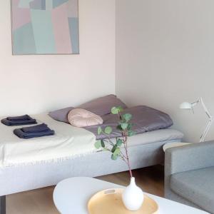 Postel nebo postele na pokoji v ubytování New studio Pastel near Helsinki airport in Kivistö