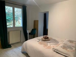 Łóżko lub łóżka w pokoju w obiekcie Le Gîte de Félix - Maison chaleureuse 190m2 - 6 ch - 20pers