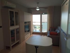una pequeña sala de estar con mesa y sofá en VENEZIOLA DREAMS, feel like home, en La Manga del Mar Menor