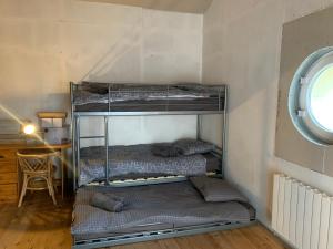 Łóżko lub łóżka w pokoju w obiekcie Le Gîte de Félix - Maison chaleureuse 190m2 - 6 ch - 20pers