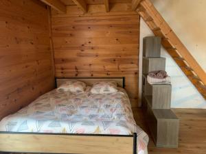 Łóżko lub łóżka w pokoju w obiekcie Le Gîte de Félix - Maison chaleureuse 190m2 - 6 ch - 20pers