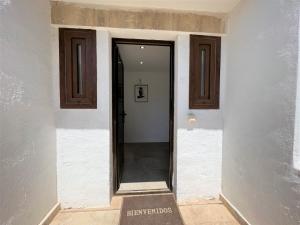 uma porta aberta para um corredor numa casa em Trèvol I em Cielo de Bonaire 