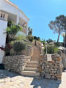 kamienne schody prowadzące do domu w obiekcie Trèvol I w mieście Cielo de Bonaire 