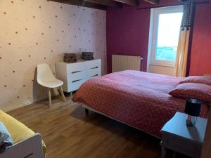 Łóżko lub łóżka w pokoju w obiekcie Le Gîte de Félix - Maison chaleureuse 190m2 - 6 ch - 20pers