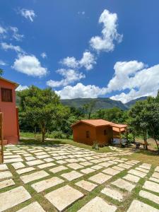 einen Blick auf ein Haus mit Bergen im Hintergrund in der Unterkunft Chalés Vila Do Vale in Vale do Capao