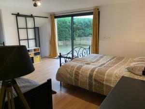 Łóżko lub łóżka w pokoju w obiekcie Le Gîte de Félix - Maison chaleureuse 190m2 - 6 ch - 20pers