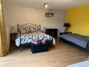 Łóżko lub łóżka w pokoju w obiekcie Le Gîte de Félix - Maison chaleureuse 190m2 - 6 ch - 20pers