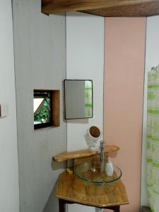 einen Glastisch mit einem Spiegel an der Wand in der Unterkunft Casa domo San Fabián de Alico in San Fabián de Alico