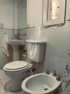 埃爾博爾松的住宿－Líbano flat，白色的浴室设有卫生间和水槽。