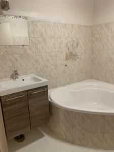 Łazienka w obiekcie Le Gîte de Félix - Maison chaleureuse 190m2 - 6 ch - 20pers