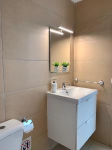 Łazienka w obiekcie Apartamentos LlAMAR