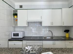 Kuchnia lub aneks kuchenny w obiekcie Apartamentos LlAMAR