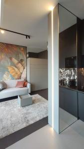 ein Wohnzimmer mit einem Bett und eine Küche in der Unterkunft Hanza Tower Studio in Stettin