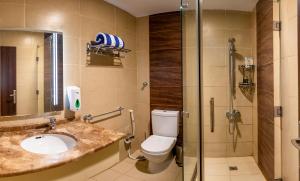杜拉特阿拉尔Indium Villas Durrat Al Arus for families only的配有马桶、水槽和淋浴的浴室