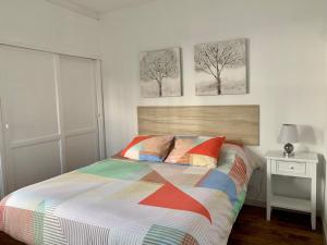 Łóżko lub łóżka w pokoju w obiekcie Apartamentos LlAMAR
