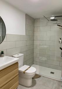 Łazienka w obiekcie Apartamentos LlAMAR