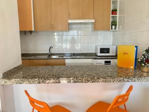 Kuchnia lub aneks kuchenny w obiekcie Apartamentos LlAMAR