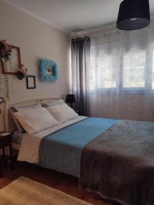 Tempat tidur dalam kamar di Mon Repos Paleopolis Cosy Apartment