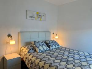 Łóżko lub łóżka w pokoju w obiekcie Apartamentos LlAMAR